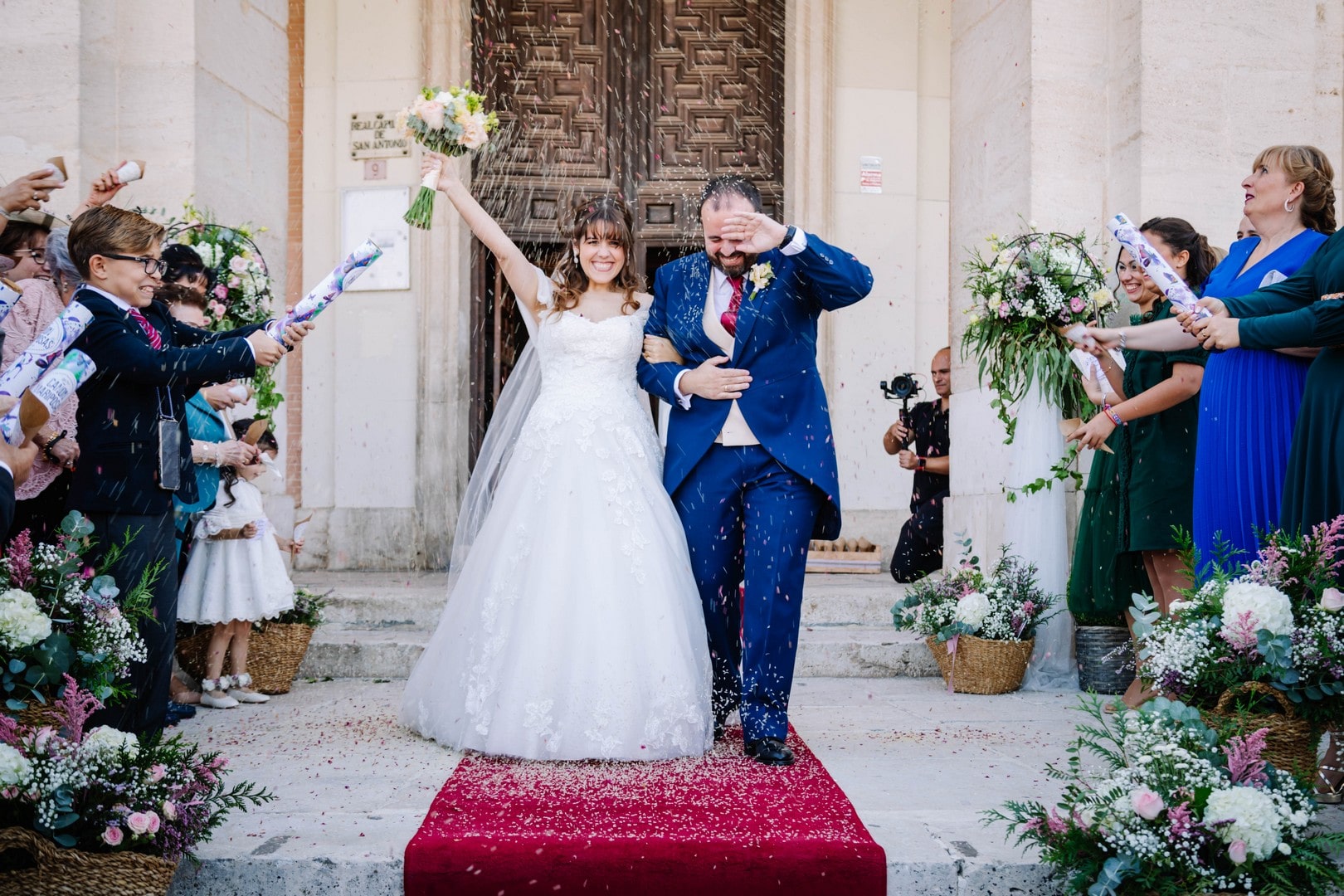 reportaje fotografico de bodas aranjuez madrid españa salida novios iglesia